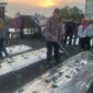 Wakapolres Gresik didampingi Kapolsek Menganti AKP Roni Ismullah tanam bibit cabai