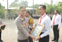 Kapolres Nganjuk AKBP Siswantoro berikan penghargaan anggota berprestasi