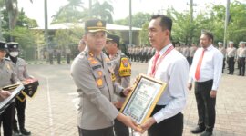 Kapolres Nganjuk AKBP Siswantoro berikan penghargaan anggota berprestasi