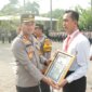 Kapolres Nganjuk AKBP Siswantoro berikan penghargaan anggota berprestasi