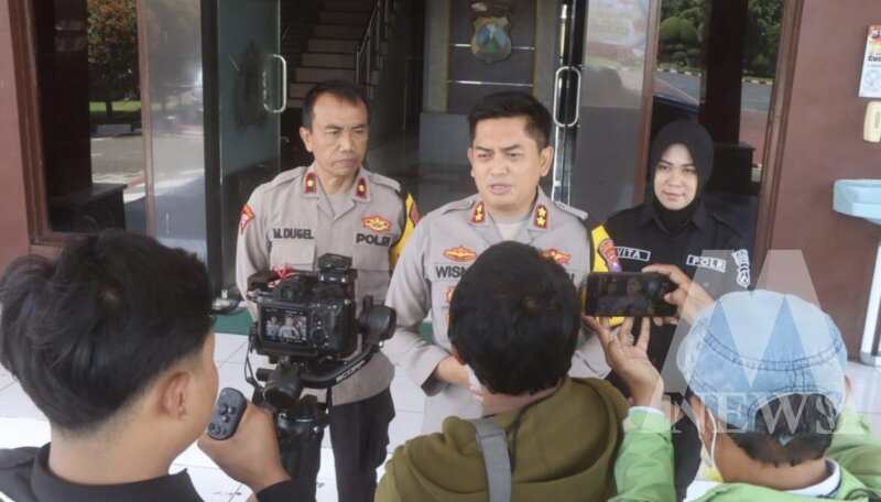Kapolres Probolinggo AKBP Wisnu Wardana berikan keterangan