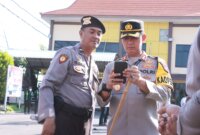 Kapolres Bojonegoro AKBP Mario Prahatinto cek HP anggota