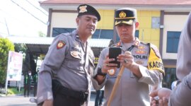 Kapolres Bojonegoro AKBP Mario Prahatinto cek HP anggota