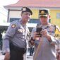 Kapolres Bojonegoro AKBP Mario Prahatinto cek HP anggota