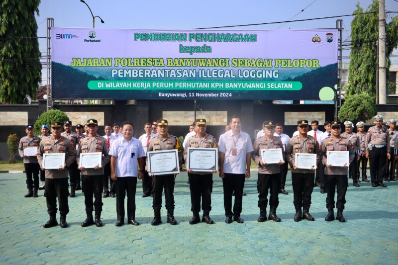 Perhutani Divre Jatim beri penghargaan Polresta Banyuwangi