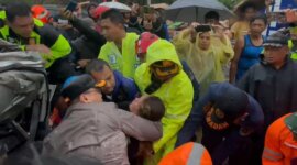 Kapolres Purwakarta AKBP Lilik Ardiansyah ikut evakuasi korban tabrakan beruntun Tol Cipularang