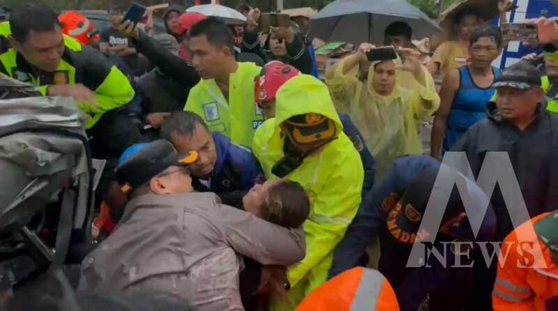 Kapolres Purwakarta AKBP Lilik Ardiansyah ikut evakuasi korban tabrakan beruntun Tol Cipularang