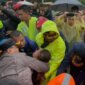 Kapolres Purwakarta AKBP Lilik Ardiansyah ikut evakuasi korban tabrakan beruntun Tol Cipularang