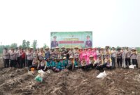 Polres Ponorogo bersama kelompok tani tanam jagung reog 234 Bhayangkara