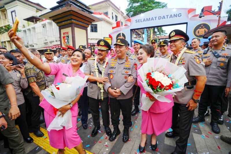 Kapolri Jenderal Listyo Sigit Prabowo bersama Jenderal (HOR) Agus Andrianto