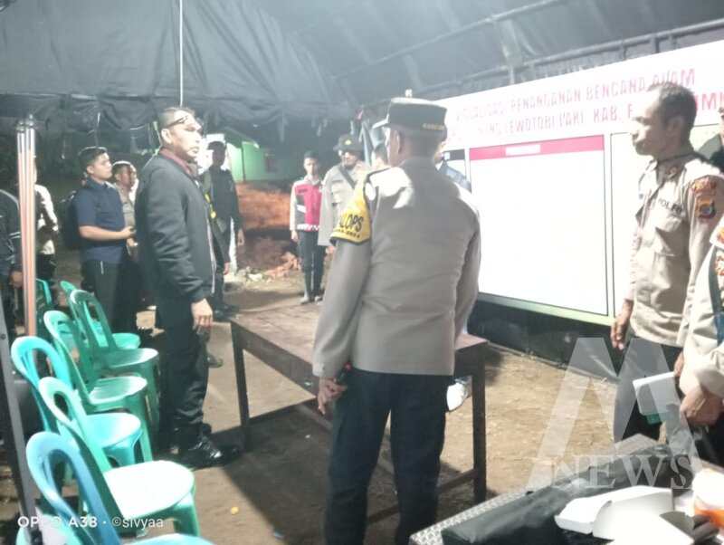 Astama Ops Kapolri Komjen Pol Verdianto Iskandar Bitticaca kunjungan ke posko kemanusiaan erupsi gunung Lewotobi