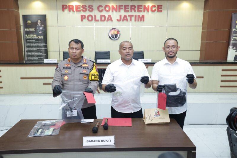 Kasubdit III Jatanras Ditreskrimum Polda Jatim AKBP Arbaridi Jumhur, Kabid Humas Polda Jatim Kombespol Dirmanto