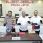 Kasubdit III Jatanras Ditreskrimum Polda Jatim AKBP Arbaridi Jumhur, Kabid Humas Polda Jatim Kombespol Dirmanto