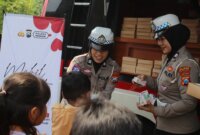Satbinmas Polres Nganjuk gunakan Mobil Cinta berbagi makan siang