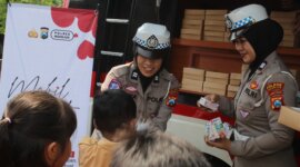 Satbinmas Polres Nganjuk gunakan Mobil Cinta berbagi makan siang