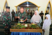 Dankodikmar Kodiklatal Brigjen TNI Marinir Ahmad Fajar bersama anak yatim