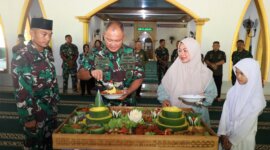 Dankodikmar Kodiklatal Brigjen TNI Marinir Ahmad Fajar bersama anak yatim