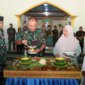 Dankodikmar Kodiklatal Brigjen TNI Marinir Ahmad Fajar bersama anak yatim