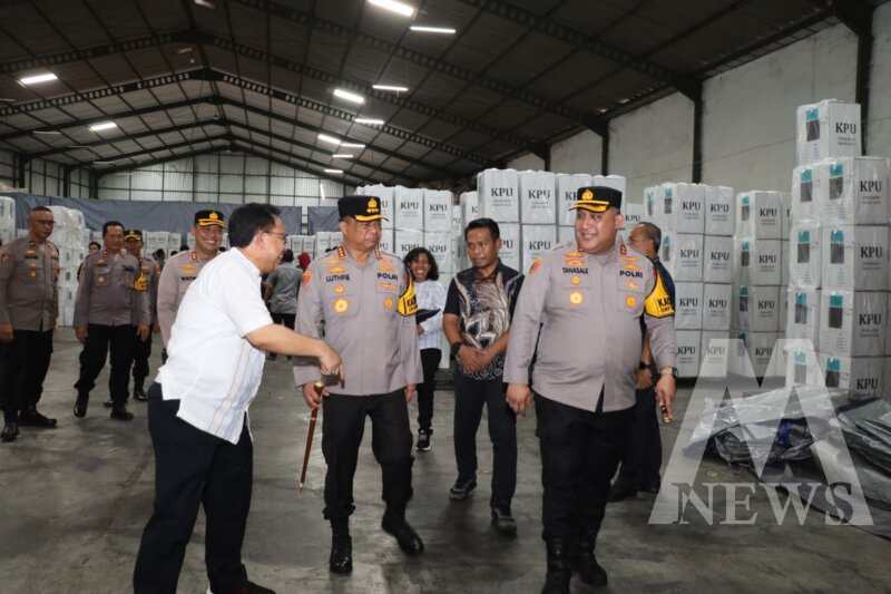 Kapolres Tanjung Perak AKBP Wiliam Cornelis Tanasale bersama Kapolrestabes Surabaya Kombespol Luthfie Sulistiawan