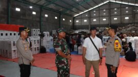 Kapolres Kediri Kota AKBP Bramastyo Priaji bersama Dandim 0809 Kediri Letkol Inf. Aris Setiawan cek gudang KPU
