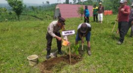 TNI Polri Lumajang tanam 2000 pohon di Buper Glagah Arum