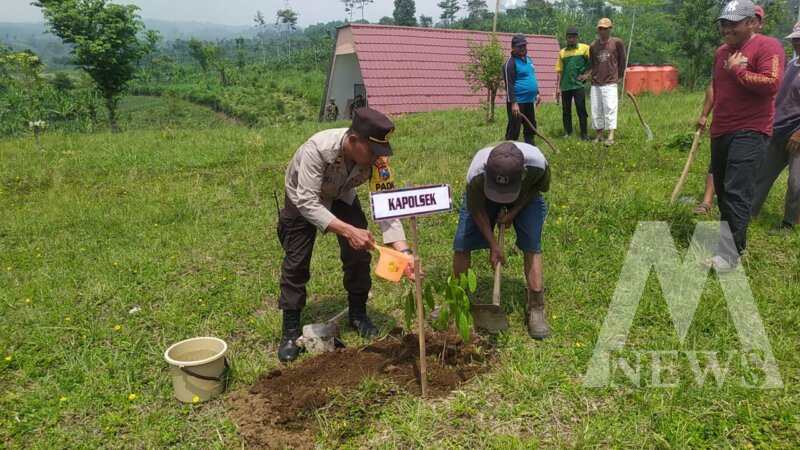 TNI Polri Lumajang tanam 2000 pohon di Buper Glagah Arum