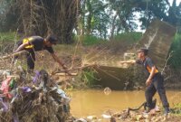 Polres Ponorogo dan TNI bersihkan sungai cegah banjir