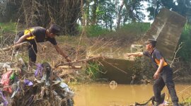 Polres Ponorogo dan TNI bersihkan sungai cegah banjir