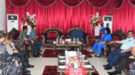 Dankodiklatal Letjen TNI Marinir Nur Alamsyah disambut Danlantamal VIII