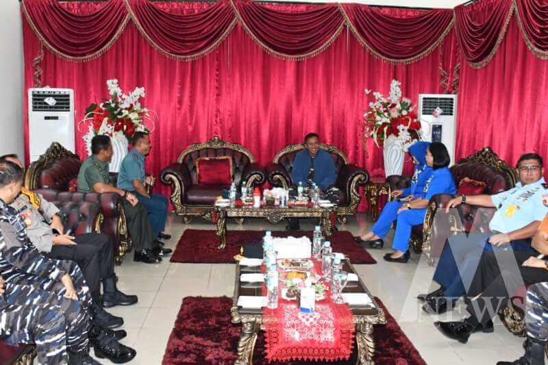 Dankodiklatal Letjen TNI Marinir Nur Alamsyah disambut Danlantamal VIII