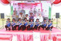 Kapolres Tanjung Perak AKBP William Cornelis Tanasale bersama anggota dan petani
