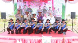 Kapolres Tanjung Perak AKBP William Cornelis Tanasale bersama anggota dan petani