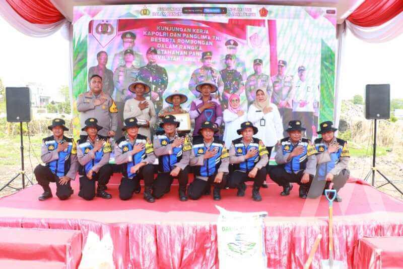 Kapolres Tanjung Perak AKBP William Cornelis Tanasale bersama anggota dan petani