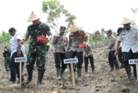 Kapolres Nganjuk AKBP Siswantoro tanam jagung dukung Ketahanan Pangan Nasional