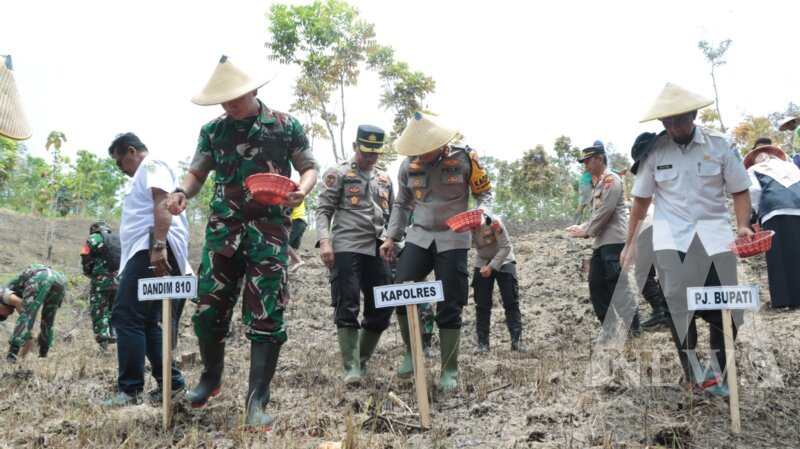 Kapolres Nganjuk AKBP Siswantoro tanam jagung dukung Ketahanan Pangan Nasional