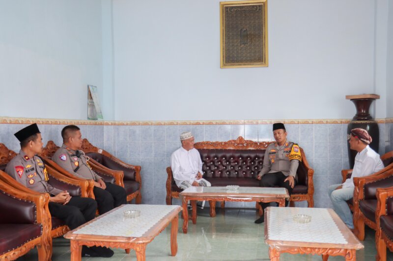 Kapolres Lumajang AKBP Mohammad Zainur Rofik silaturahmi ke tokoh Agama