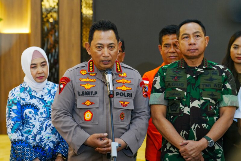 Kapolri Jenderal Listyo Sigit Prabowo bersama Panglima TNI Agus Subiyanto