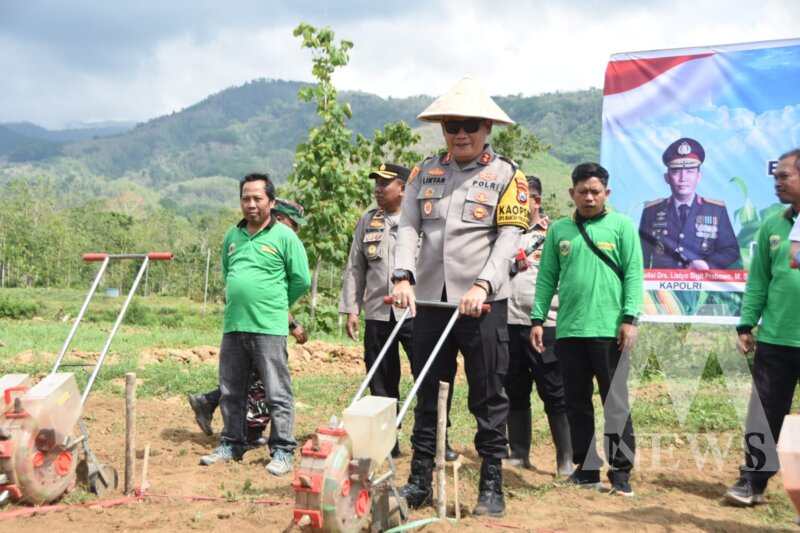 Kapolres Bondowoso AKBP Lintar Mahardhono saat tanam Jagung