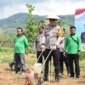 Kapolres Bondowoso AKBP Lintar Mahardhono saat tanam Jagung