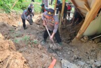 Polisi dan TNI bersama warga evakuasi longsor