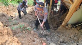 Polisi dan TNI bersama warga evakuasi longsor