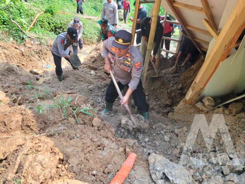 Polisi dan TNI bersama warga evakuasi longsor