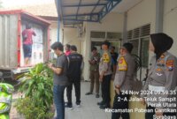 Personil Polres Tanjung Perak kawal pengiriman logistik pilkada ke PPK