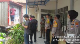 Personil Polres Tanjung Perak kawal pengiriman logistik pilkada ke PPK