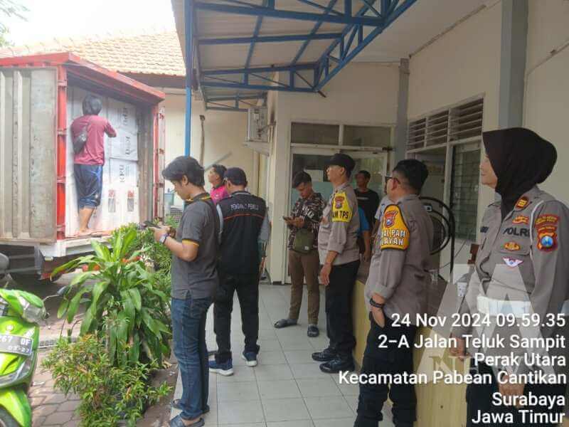 Personil Polres Tanjung Perak kawal pengiriman logistik pilkada ke PPK