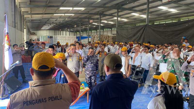 Wakapolresta Banyuwangi AKBP Dewa Putu Eka lepas pendistribusian logistik Pilkada