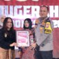 Kapolresta Banyuwangi Kombespol Nanang Haryono raih Man of The Year Malang Raya