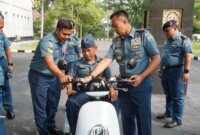 Dankodiklatal Letjen TNI Marinir Nur Alamsyah berikan sepeda listrik ke Kopka Totok