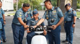Dankodiklatal Letjen TNI Marinir Nur Alamsyah berikan sepeda listrik ke Kopka Totok