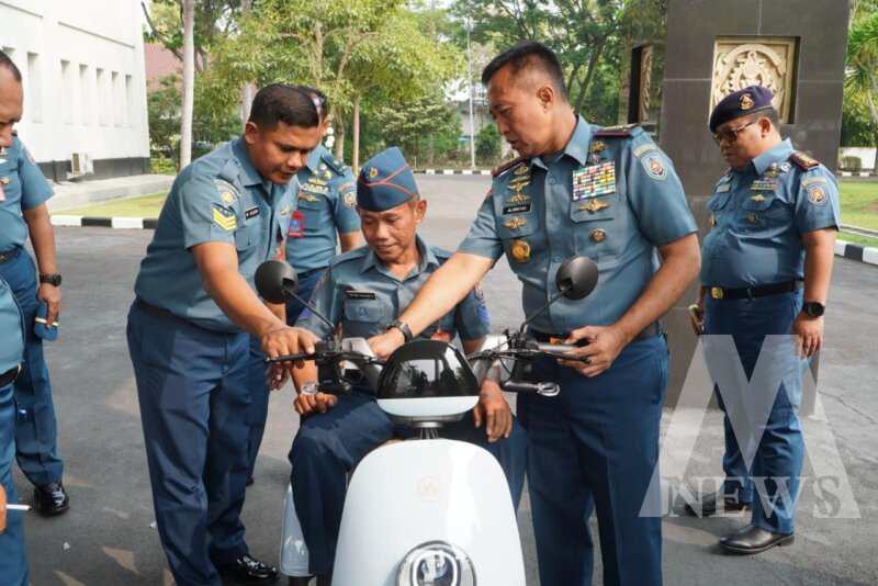 Dankodiklatal Letjen TNI Marinir Nur Alamsyah berikan sepeda listrik ke Kopka Totok